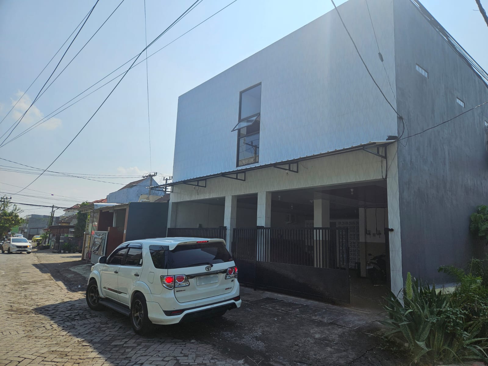 Tampak depan gedung kos