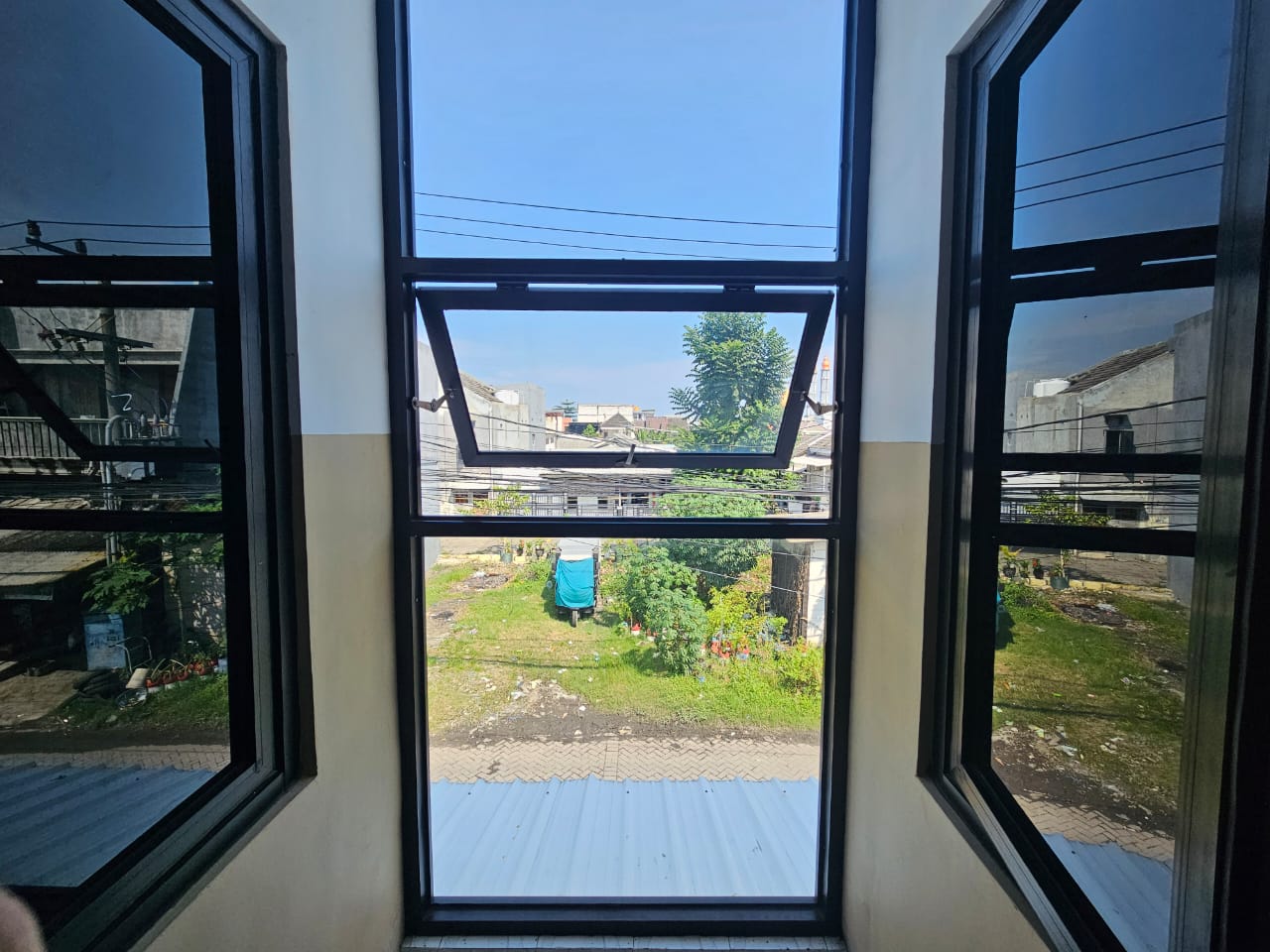 Jendela lobby dengan pencahayaan alami