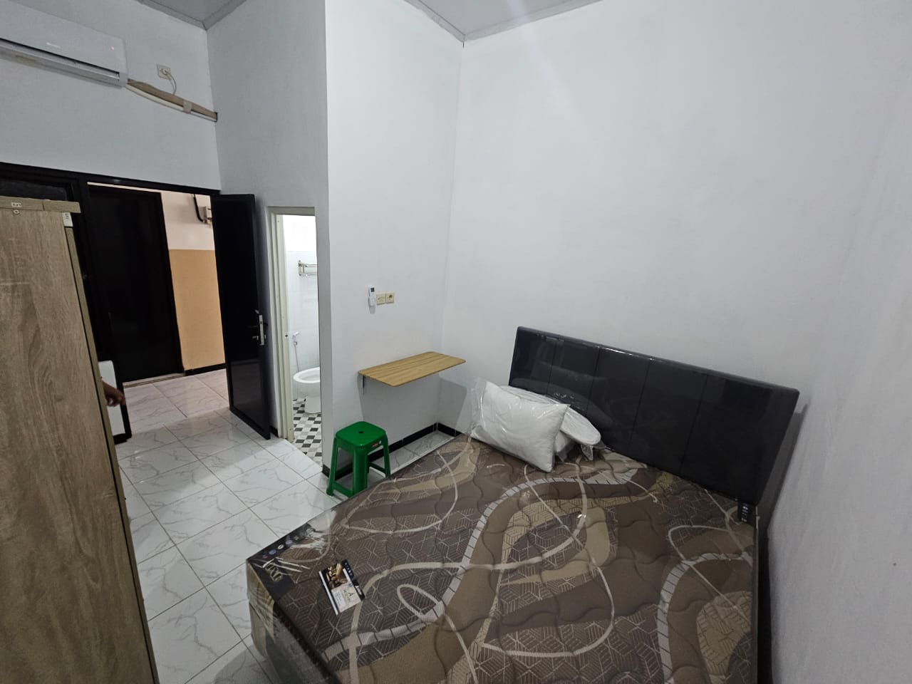 Kamar ber-AC dengan kasur nyaman