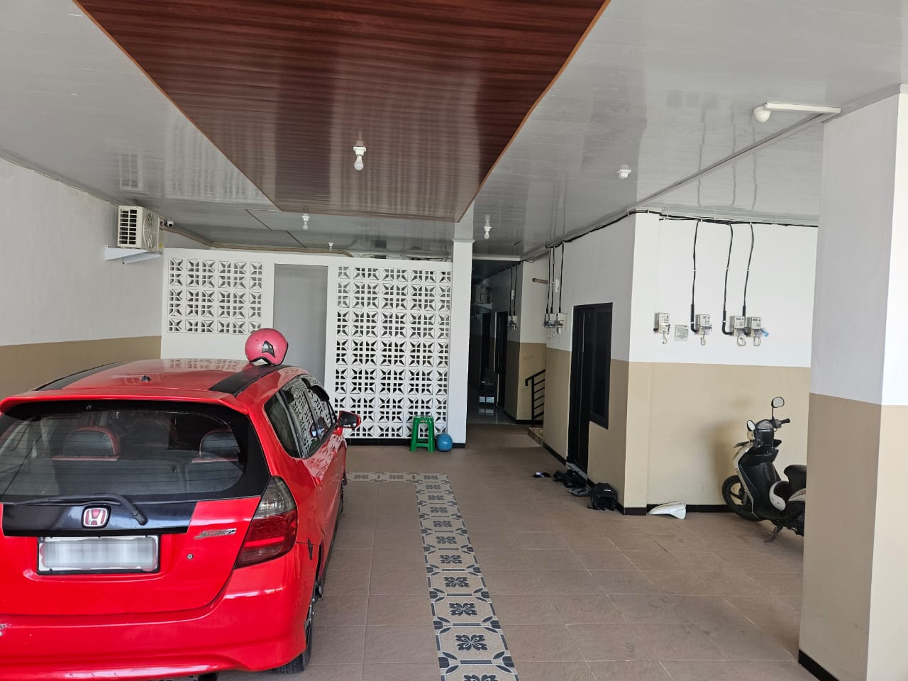 Area parkir mobil dan motor